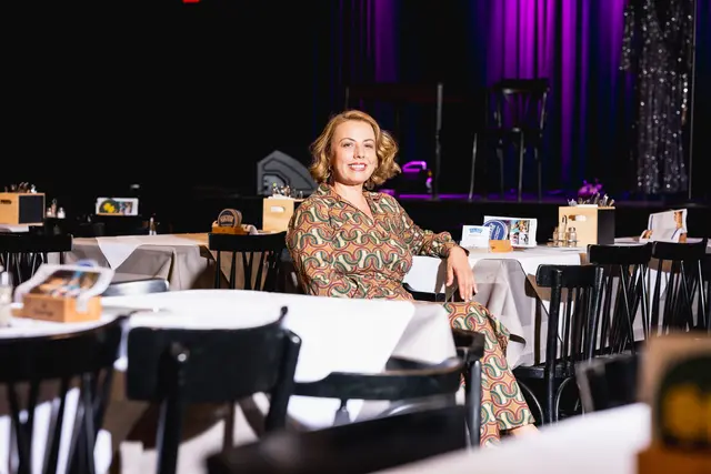 Alexa Oetzlinger leitet die Kulisse seit 2022. Besonders Politik-Formate sind ihr ein Anliegen. Doch wichtig sei es, die Balance zwischen dem, was sie und dem, was das Publikum will, zu schaffen.  | Foto: Christopher Glanzl