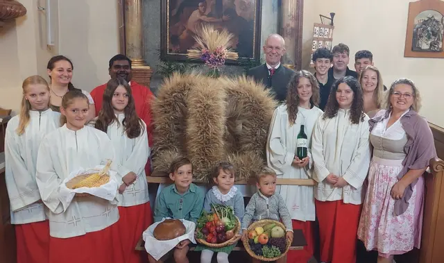 Pfarrgemeinderätin Theresa Fladischer, Kaplan Victor, Ministraninnen Niki, Katharina, Johanna, Marlene und Viktoria, Kinder mit Gabenkörbe Jakob, Josefine und Tristan, Bauernbundobmann Karl Riedmüller, Jugendleiter Marcel Lessiak mit Christoph Pfanner und Luis Barta, Gemeindebäuerin Andrea Neumayr- Musser und Natascha Gahmon. | Foto: Stadtgemeinde Gerasdorf