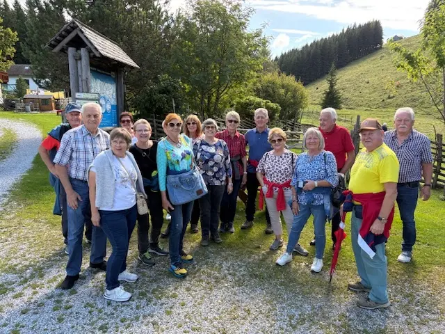 Die Pensionistinnen und Pensionisten bei ihrem Stopp auf der Alm. | Foto: Pensionistenverband Gleisdorf