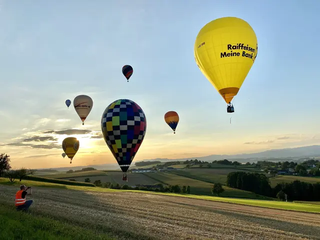 Mit 100 Kindern will Franz Müllner einen Heißluftballon aus dem Himmel ziehen. | Foto: Team Fraisl