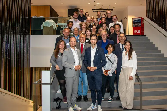 Die 18-köpfige Delegation aus Freiburg gemeinsam mit VertreterInnen der Stadt Innsbruck bei der IKB-Präsentation des Trinkwasserstollens Mühlau im Haus der Musik. | Foto: IKM/D. Jäger   
