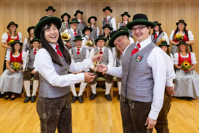 Yu Hao Lorenz (li) übergibt den Taktstock an die neue Kapellmeisterin Damaris Graf | Foto: privat