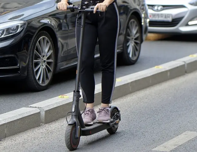 Ein E-Scooter darf maximal 25 km/h fahren.  | Foto: M. Lanou