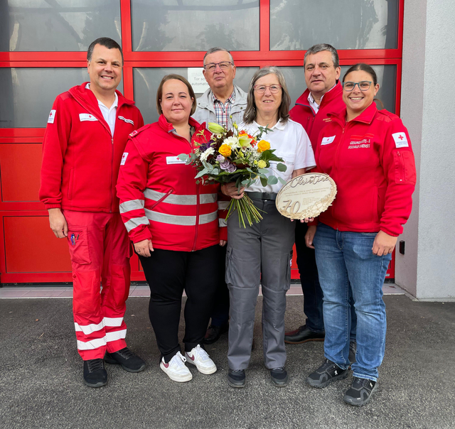 Herzliche Geburtstagswünsche an der Bezirksstelle (v.l.): Bezirksstellengeschäftsführer Bernhard Schierer, Stephanie Hofstädter, Erwin Pröstling, die Jubilarin Christine Pröstling, Bezirksstellenleiter-Stellvertreter Christian Schleritzko und KIT-Teamleiterin Heike Brandl. | Foto: Rotes Kreuz Waidhofen/Thaya