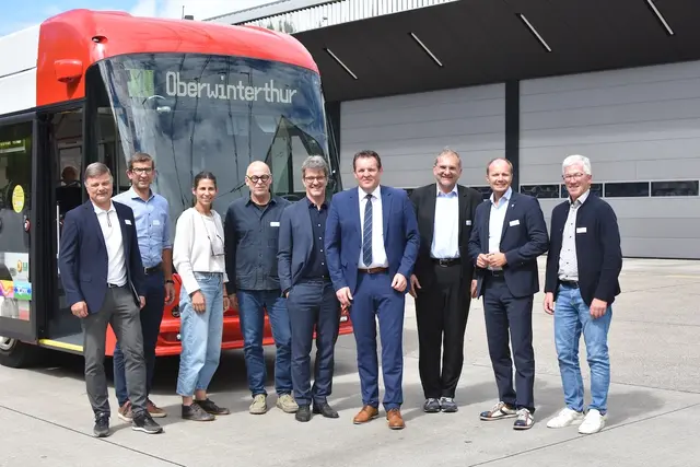 Tiroler Delegation in Winterthur: Johannes Strobl (BM Aldrans), Johannes Piegger (Bürgermeister Sistrans), Janine Bex (Stadträtin Innsbruck), Martin Baltes (GF IVB), Alexander Jug (GF VVT), René Zumtobel (Mobilitätslandesrat), Stefan Fritschi (Stadtrat Winterthur), Johannes Anzengruber (Bürgermeister Innsbruck), Josef Singer (Bürgermeister Götzens) (v.l.) | Foto: Claudia Jöchl/VVT