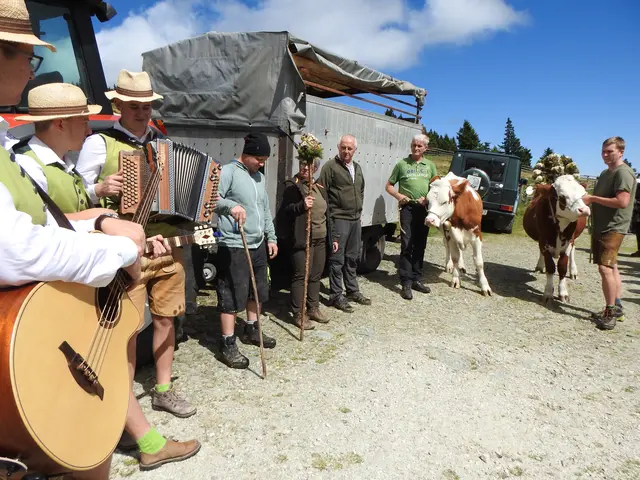 Die Naturparkbuam, Almhalter Dominik Pichlbauer, Sennerin Anna Maria Winkler, Bgm. Hermann Pferschy und zwei Almbauern mit ihrem aufgekranzten Tieren   | Foto: Putz
