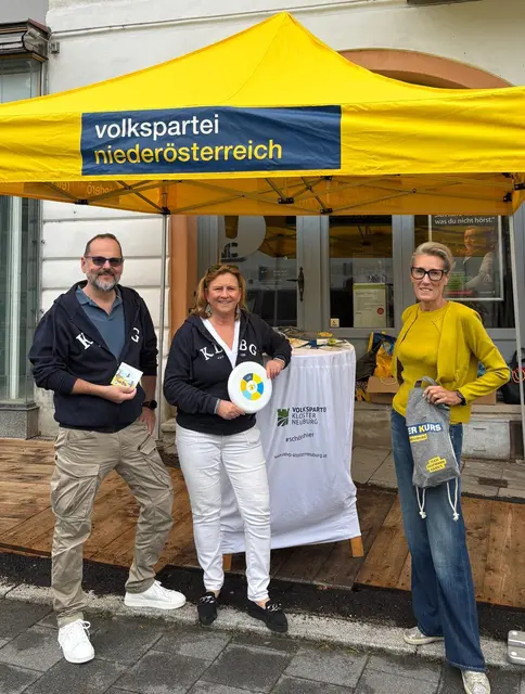 Am Samstag beantworteten Vizebgm. Maresi Eder, GR Lisa Heigl-Rajchl und GR Peter Loidolt die Fragen der Klosterneuburger. | Foto: zVg