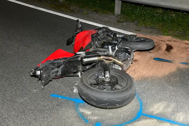 Montagabend kam ein 33-jähriger Motorradfahrer auf der B171 in Thaur zu Sturz und musste von den Rettungskräften reanimiert werden. In der Nacht auf Dienstag erlag der Mann seinen Verletzungen. | Foto: zoom.tirol