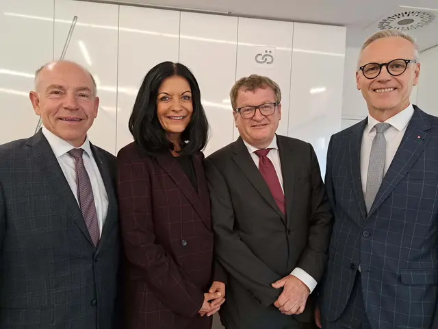 Der Präsident des Aufsichtsrates Max Hiegelsberger (l.) gratuliert Robert Wasner (2. v. r.) zur Bestellung zum 3. Vorstand der Oberösterreichischen Versicherung. Wasner freut sich auf die Zusammenarbeit ab 1. Oktober mit seinen beiden Kollegen VD Kathrin Kühtreiber-Leitner und GD Othmar Nagl. | Foto: Oberösterreichische Versicherung AG