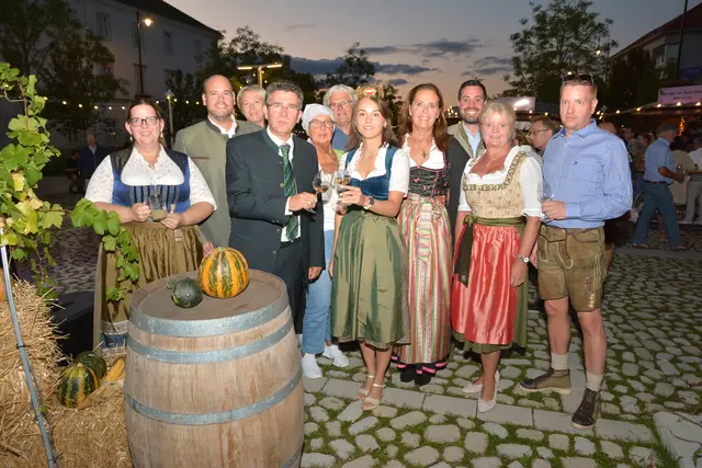 Bürgermeister Peter Eisenschenk und Weinkönigin Laura Hummel bei der Eröffnung
 | Foto:  Stadtgemeinde Tulln