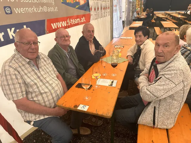 Die Mitglieder des Pensionistenverbandes (Ortsgruppe Bernstein, Redlschlag) auf der Bernsteiner Wiesen.  | Foto: Lisa Stöckl