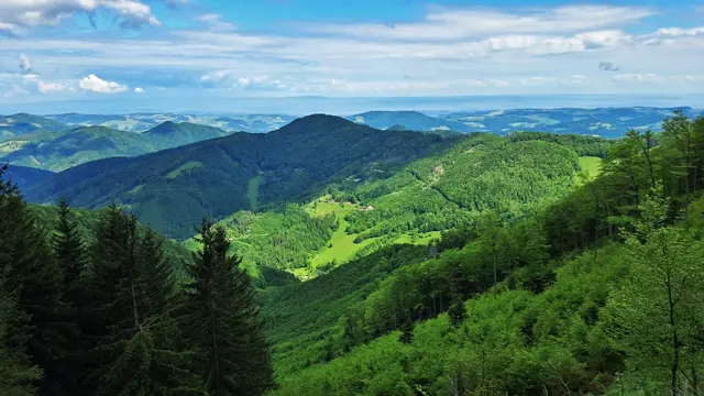 Es bietet sich ein herrliche, weitreichende Fernsicht ins Land, ... Bildmitte der Hochreiterkogel. ... | Foto: © Silvia Plischek