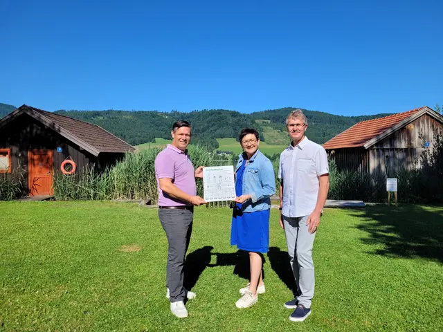 Bürgermeister Günther Pfarl, BAV-Vorsitzende Manuela Gschwandter und BAV-
Geschäftsleiter Karl-Heinz Zeitlinger am öffentlichen Badeplatz Kinderbad in  Zell am Moos. | Foto: BAV Vöcklabruck