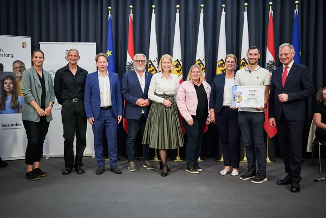 Neunter Platz bei der OÖ Bewegungs-Challenge für Eberstalzell: Regionalbetreuerin Marlene Deischinger, Thomas Schwarzenbrunner, Landtagsabgeordneter Michael Weber (ÖVP), Bürgermeister Günther See (ÖVP), Landeshauptmann-Stellvertreterin Christine Haberlander (ÖVP), Andrea Heidlmaier, Gertrude Sperrer, Michael Tuschek und Landeshauptmann Thomas Stelzer (ÖVP). | Foto: Land OÖ/Peter Mayr