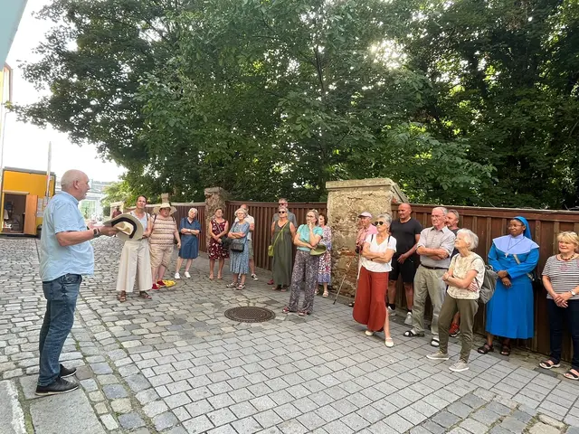 Bei der Stadtführung durch Schärding erfuhren die ORA-Helfer über allerlei Kurioses und Wissenswertes über die "Barocke Perle".  | Foto: ORA International