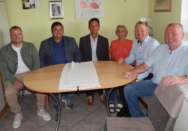 Rene Feichtenschlager, Gerhard Schickbauer, Ferdinand Bernhofer, Marianne Schnell, Erich Priewasser und Ludwig Kastinger (v. l.).
  | Foto: Gemeinde Höhnhart