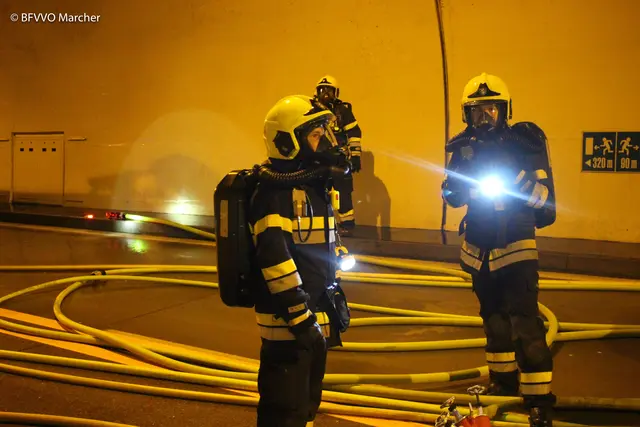 Mit schwerem Atemschutz ging die Feuerwehr im Tunnel vor. | Foto: BFV Voitsberg/Patrick Marcher