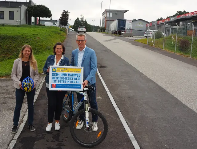 v.l.: Anna Fink (NÖ Straßendienst), LAbg. Edith Mühlberghuber in Vertretung von LH-Stellvertreter Udo Landbauer und Bürgermeister Johannes Heuras. | Foto: NÖ Straßendienst