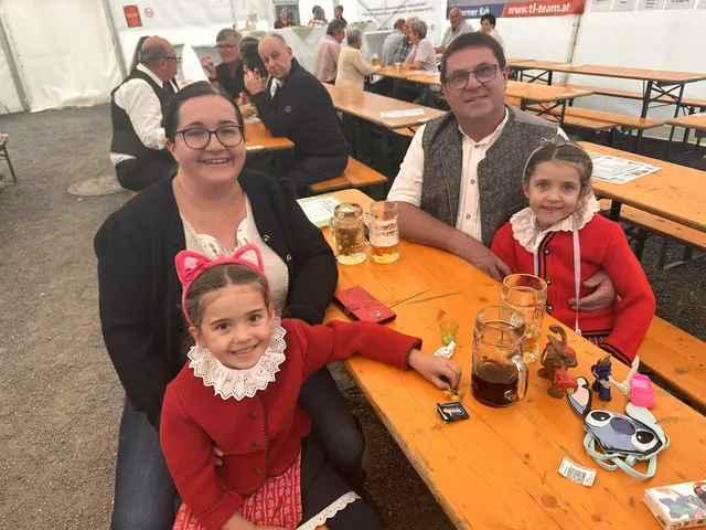 Familie Schmidt beim Frühschoppen am Sonntag. | Foto: Lisa Stöckl