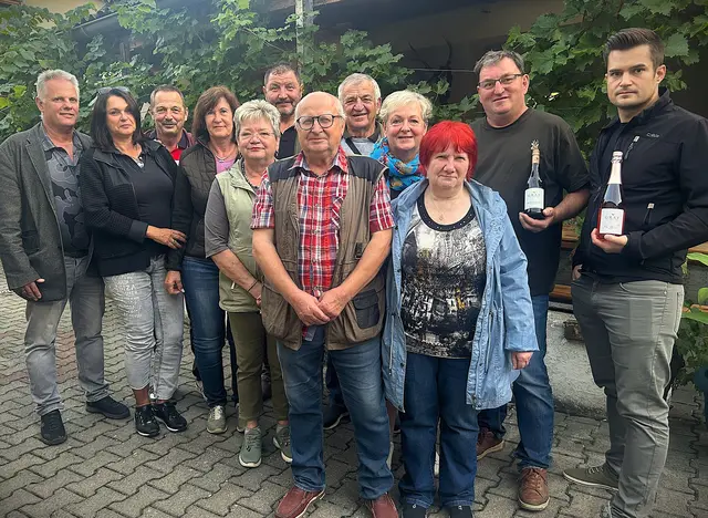 Kameradinnen und Kameraden – Gemeinderäte Manfred und Martina Herrmann, Verbandsschriftführer Horst Höfner, Christine Kohzina, Lisi Nekam, Ortsverbandsobmann Josef Kohzina, ÖKB-Ortsverbandsobmann von Eibesthal Josef Arbeiter mit Gattin, Verbandskassier Erich Wallisch, Gerti Nießler mit Adi Graf und Lukas Macharik vom Winzerhof Graf. | Foto: ÖKB