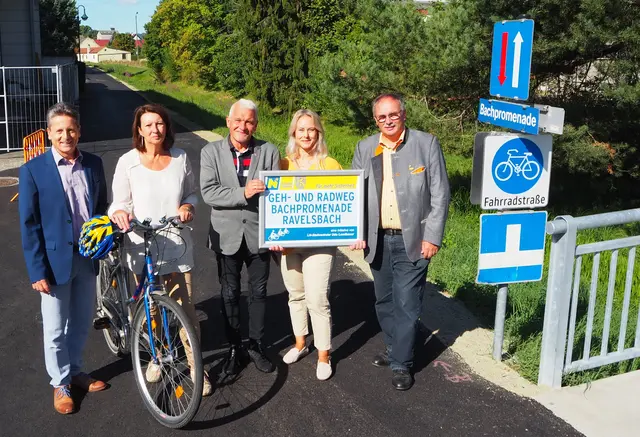 Michael Platzer (NÖ Straßendienst), Auguste Lehner (Bürgermeisterin Ravelsbach), Nationalratsabgeordneter Christian Lausch in Vertretung von Landeshauptfrau-Stellvertreter Udo Landbauer, Eva Gelb-Weinhandl (Gemeinderat Ravelsbach), Landtagsabgeordneter Richard Hogl in Vertretung von Landeshauptfrau Johanna Mikl-Leitner (v.l.) | Foto: NÖ Straßendienst