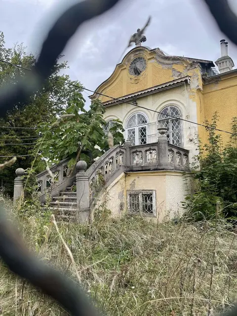 Das Terramare Schlössl hat schon bessere Tage gesehen.  | Foto: Astrid Wagner