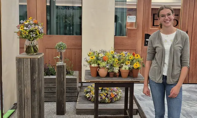 Doris Stadler mit den angefertigten Prüfungsstücken. | Foto: LSF Unterleiten