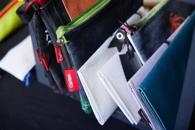 Die angebotenen Waren sind alle Einzeltstücken. Kunstvoll wurden sie aus alten Gegenständen gefertigt.  | Foto: Caritas Wien