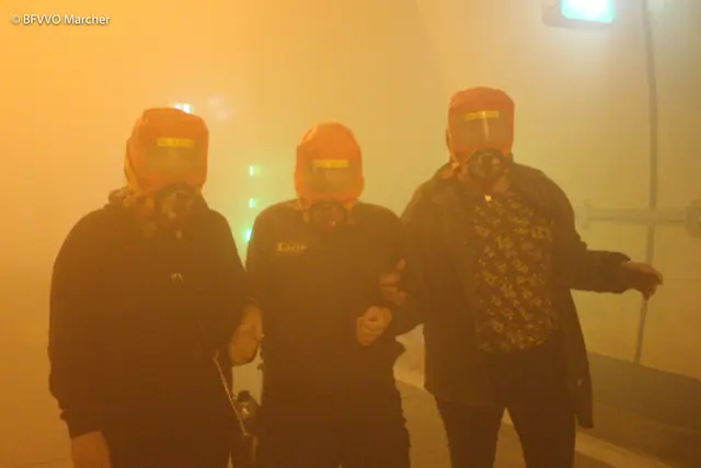 Die Feuerwehrleuten retteten Figuranten aus dem Tunnel. | Foto: BFV Voitsberg/Patrick Marcher