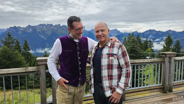 Foto: Christian Fasser: In der Folge 378 begrüßt Andreas Seeburger (li) mit Marc Girardelli (re) einen der besten Skirennläufer der Welt, in der Fernsehgondel am Muttersberg bei Bludenz-Nüziders.