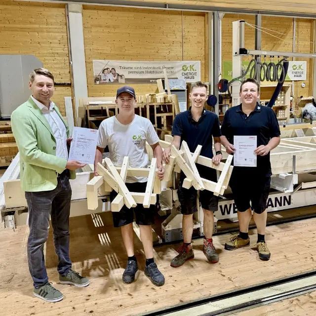 Michael Oberfeichtner, Nico Holzgethan, Florens Baumann und Hermann Pack freuen sich über den erfolgreichen Lehrabschluss. | Foto: O.K. Energie Haus