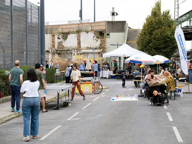Radreparatur gab es bei der Selbsthilfewerkstatt der "Vienna Bikekitchen". Der Verein "UMDI" und das nahegelegene Chancenhaus der Caritas brachten Tischtennistische und Figuren für den kleinen Schachtisch. Der Verein Viktoria stellte die Grätzlbar und Robin Foods zauberte ein Buffet aus geretteten Lebensmitteln.  | Foto: LA 21 Wien &amp; Alex Hauff.