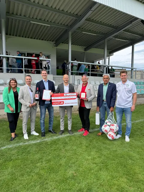 ASKÖ-Präsident Maximilian Köllner, ASKÖ-Geschäftsführer Andreas Ponic und Landtagsabgeordneter Robert Hergovich gratulierten Vereinsobmann Marco Laubner zum Jubiläum.  | Foto: ASKÖ Burgenland