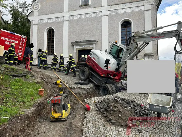 Der Bagger kam auf dem nassen Untergrund ins Rutschen. | Foto: Feuerwehr Greifenburg