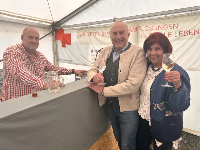 Die Veranstalter boten den Besucherinnen und Besuchern kulinarische Schmankerl, stimmungsvolle Musik und edle Tropfen.  | Foto: Lisa Stöckl