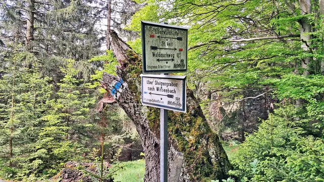 ... und Wegweiser kennzeichnen die Wanderrouten. ... | Foto: © Silvia Plischek