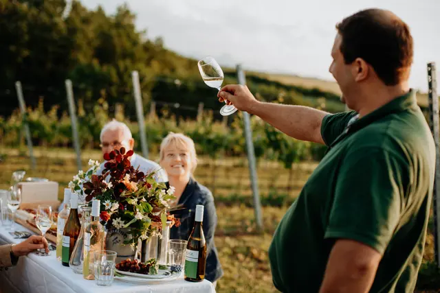 Auf zwei Hektar Fläche baut Armin Rogl, passionierter Winzer und Inhaber von Rogl Weinbau, einen spritzigen Grünen Veltliner sowie einen charaktervollen Gelben Muskateller an. | Foto: Armin Rogl
