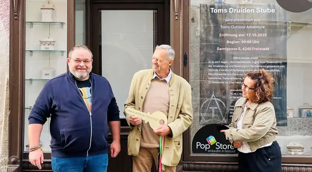 Schlüsselübergabe an Thomas Kreindl (l.) von Hauseigentümer Rudolf Schindler und Christa Kreindl (Stadtmarketing).
 | Foto: Stadtmarketing Freistadt