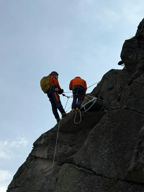 Die Bergetterinnen und Bergretter übten für den Ernstfall.  | Foto: Bergrettung Oberpinzgau