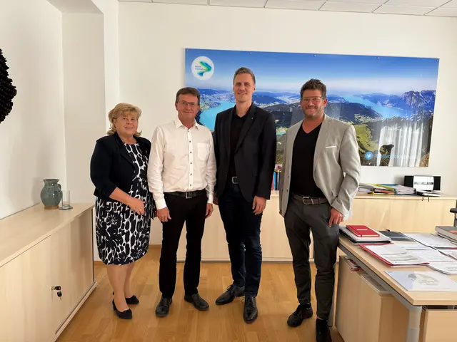 Bürgermeisterin Adelheid Fellinger, Markus Dißlbacher, Bezirkshauptmann Johannes Beer und Christoph Grabner (v.l.). | Foto: Gemeinde Neukirchen