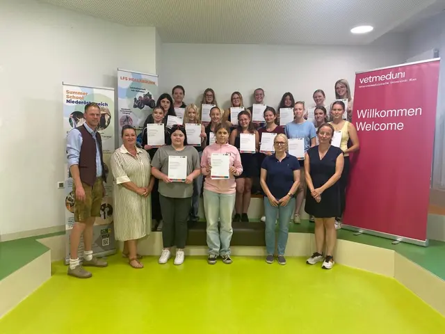 Feierliche Zertifikatsübergabe mit Direktor Stefan Amon und Abteilungsvorständin Verena Kucera (LFS HL), Barbara Bockstahler und Annika Posautz (vetmeduni). | Foto: LFS Hollabrunn