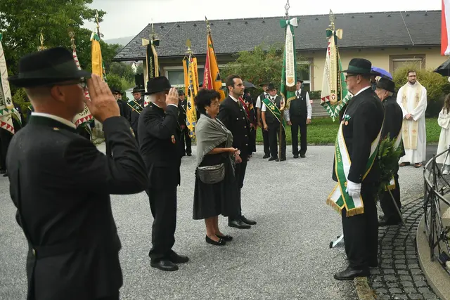 Die Ehrengäste bei der Segnung des renovierten Kriegerdenkmals des ÖKB Ortsverbandes Dechantskirchen. | Foto: Johann Zugschwert
