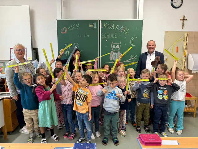 Die Erstklässler der Volksschule Oberneukirchen und ihre Pädagoginnen freuten sich über den netten Besuch von Vizbürgermeisterin Anneliese Bräuer (li im Bild) sowie Bürgermeister Josef Rathgeb (re im Bild). | Foto: Marktgemeinde Oberneukirchen