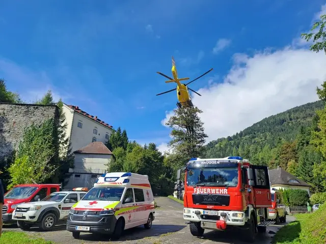 Der Schwerverletzte wurde mit dem Rettungshubschrauber C7 ins UKH Klagenfurt geflogen. | Foto: Freiwillige Feuerwehr Dellach im Drautal  