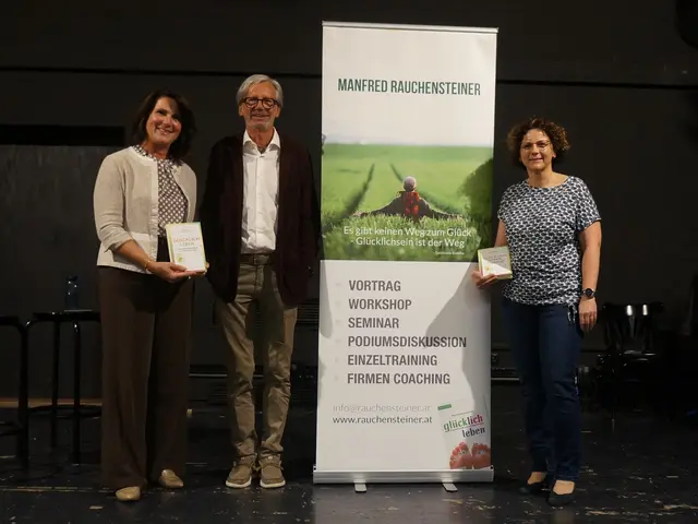 2. Landtagspräsidentin Sabine Binder, Glücksforscher und Emotionstrainer Manfred Rauchensteiner und IFF-Bezirksobfrau Claudia Kaliauer
 | Foto: IFF GR/EF