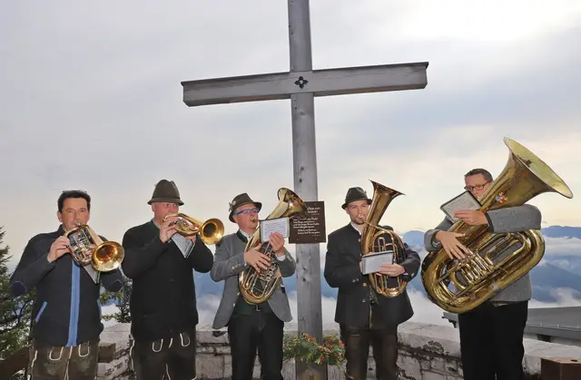 Auf dem Feuerkogel wurde im Zuge von "Blasmusik wie früher am Berg" zünftig musiziert. | Foto: Hörmandinger