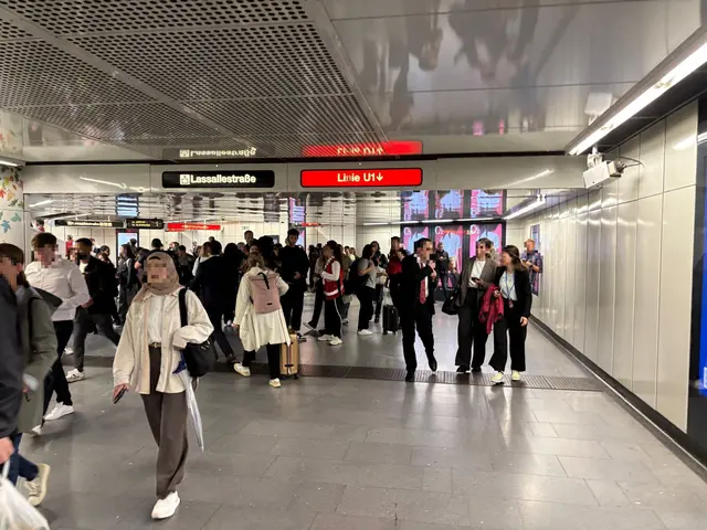 Zu einem Feuerwehreinsatz ist es am Dienstagmorgen bei der Linie U1 im Bereich Donauinsel gekommen. Dies sorgt für volle U1-Stationen. | Foto: zVg