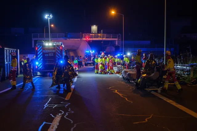 In den Nachtstunden wurde ein realistisches Unfallszenario beim Herzogbertunnel nachgestellt. | Foto: Luttenberger, Thormann, Hasiwar, Kury, Wonisch | DOKUteam Rotes Kreuz Stmk.
