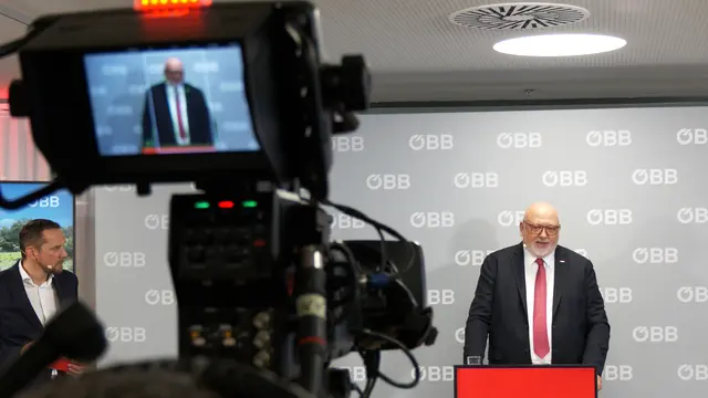 Andreas Matthä, CEO ÖBB Holding AG, informierte über die Fahrplanneuerungen 2026. | Foto: Andreas Pölzl/MeinBezirk