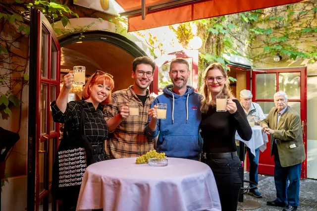 Die Bezirkspolitik ließ sich blicken und prostete sich zu. Von links: Julia Fritz (Grünen Margareten Klubobfrau), Michael Luxenberger (Bezirksvorsteher, Grüne), Markus Österreicher (Neos) und Sarah Mayer (Klubvorsitzende Neos). | Foto: Karo Pernegger